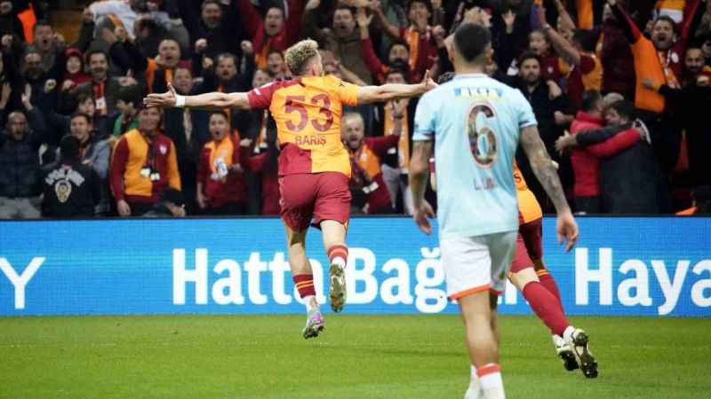 Galatasaray, Başakşehir'i 2-0'la geçti