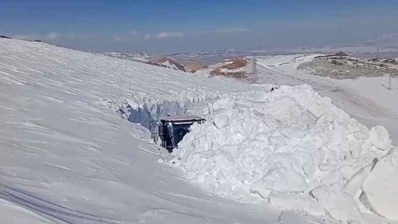 Yüksekova’da 5 metrelik kar tüneli oluştu