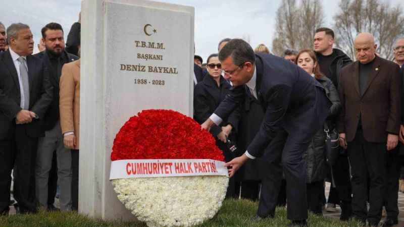 Eski CHP Genel Başkanı Deniz Baykal mezarı başında anıldı