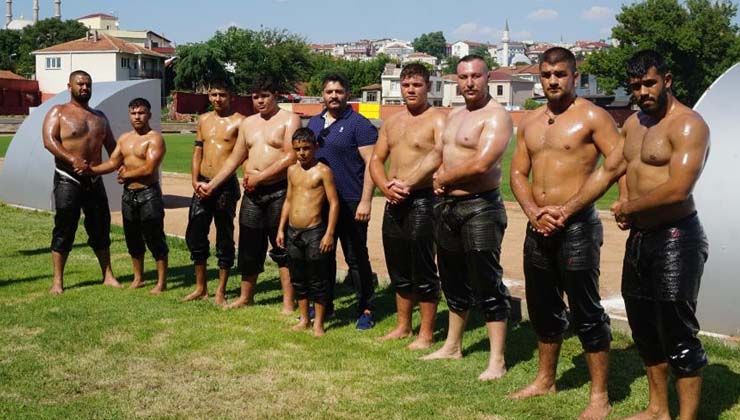 Pehlivanlar 35 derece sıcakta 661. Tarihi Kırkpınar Yağlı Güreşleri’ne hazırlanıyor