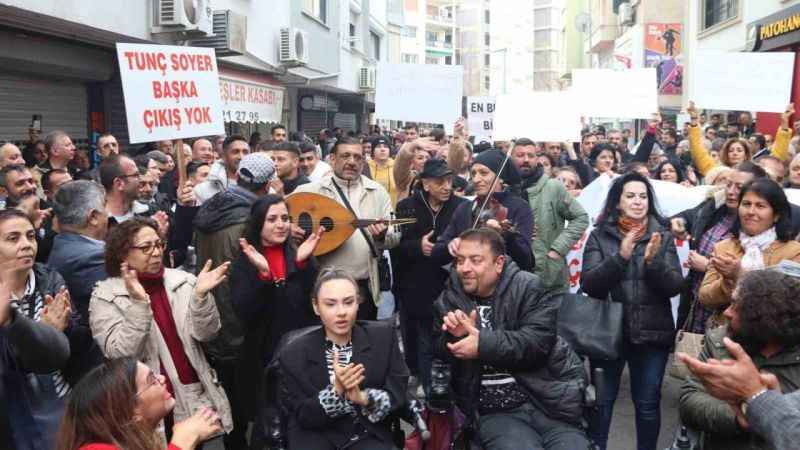 Tunç Soyer destekçilerinden CHP İzmir İl Başkanlığı önünde protesto