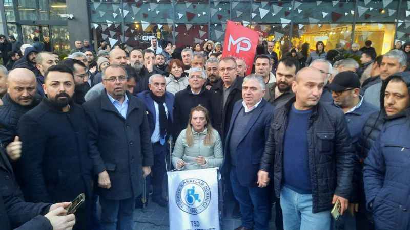 CHP’lilerden İstanbul İl Başkanlığı önünde protesto: İthal başkan istemiyoruz