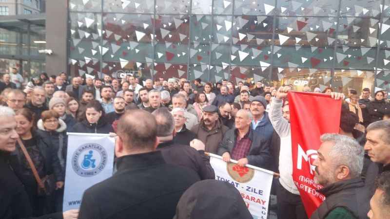 CHP’lilerden İstanbul İl Başkanlığı önünde protesto: İthal başkan istemiyoruz