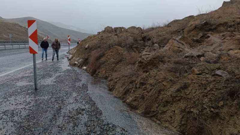 Muş-Erzurum karayolunda heyelan meydana geldi