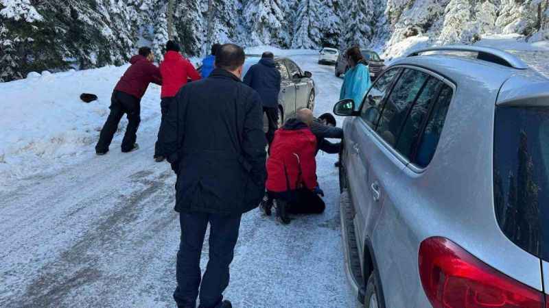 Kartalkaya yolu tatilcilere çile oldu: Yolda kalan araçları iterek kurtarmaya çalıştılar