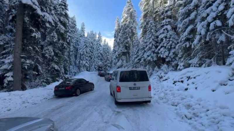 Kartalkaya yolu tatilcilere çile oldu: Yolda kalan araçları iterek kurtarmaya çalıştılar