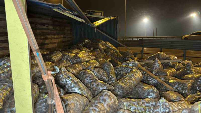 Patates yüklü kamyon devrildi: Bolu Dağı geçişi trafiğe kapandı