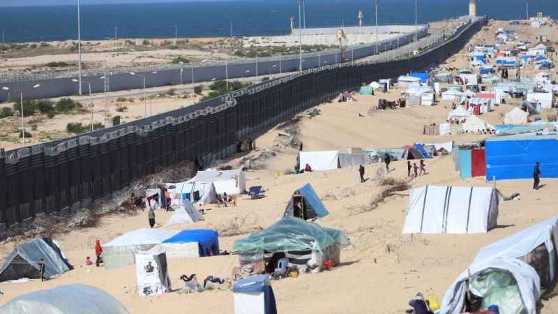 Refah’taki yerinden edilmiş Filistinlilerin gergin bekleyişi sürüyor