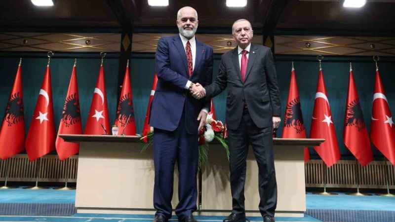 Cumhurbaşkanı Erdoğan: "İlişkilerimizi zehirlemek için her yolu deneyen şer şebekesine fırsat vermeyeceğiz"