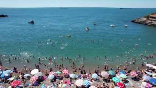 Akdeniz sahillerini aratmadı, 3 bin kişi denize akın etti