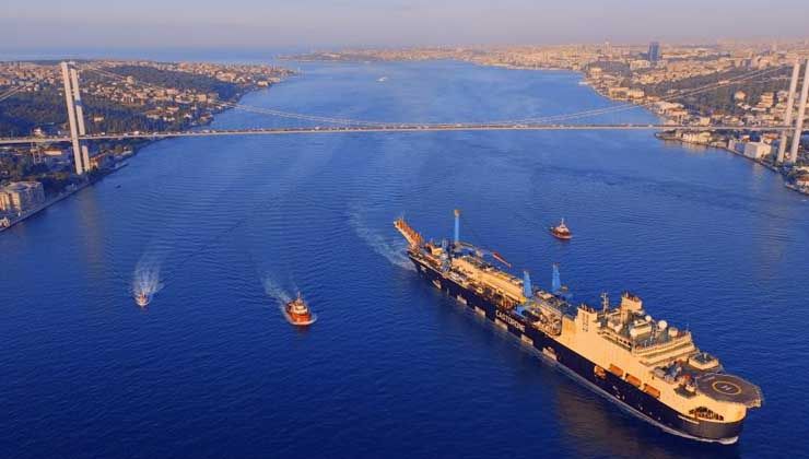 Doğalgazı karaya ulaştıracak dev gemi İstanbul boğazından geçti