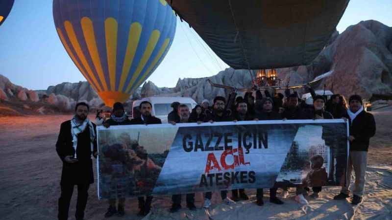 Kapadokya’da balonlar ’Savaşa Hayır’ pankartları ile havalandı