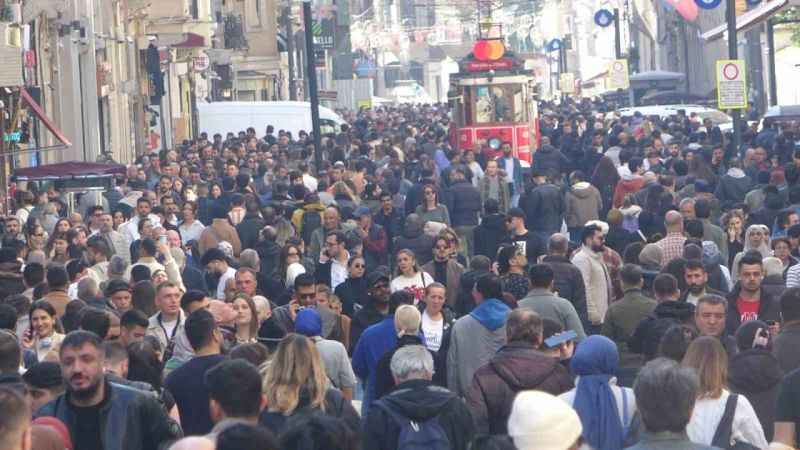 Sıcak havayı fırsat bilenler Taksim’e akın etti
