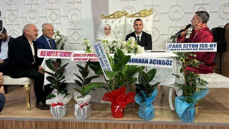 Belediye başkanı rakibinin nikah şahidi oldu Belediye başkanı rakibinin nikah şahidi oldu