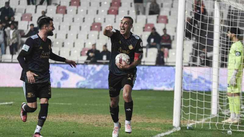 Altay’ın en skorer oyuncusu 42 yaşındaki Murat Uluç