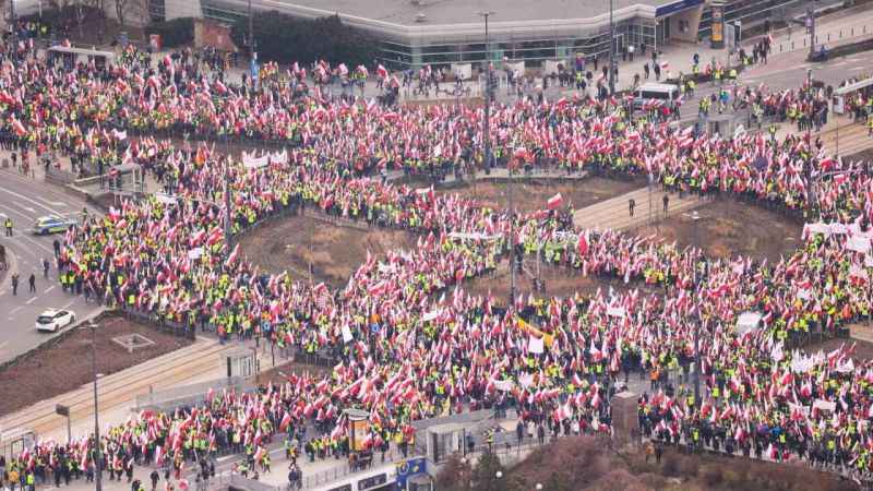 Polonyalı çiftçiler AB’nin tarım politikalarını ve Ukrayna’dan yapılan ithalatı protesto etti