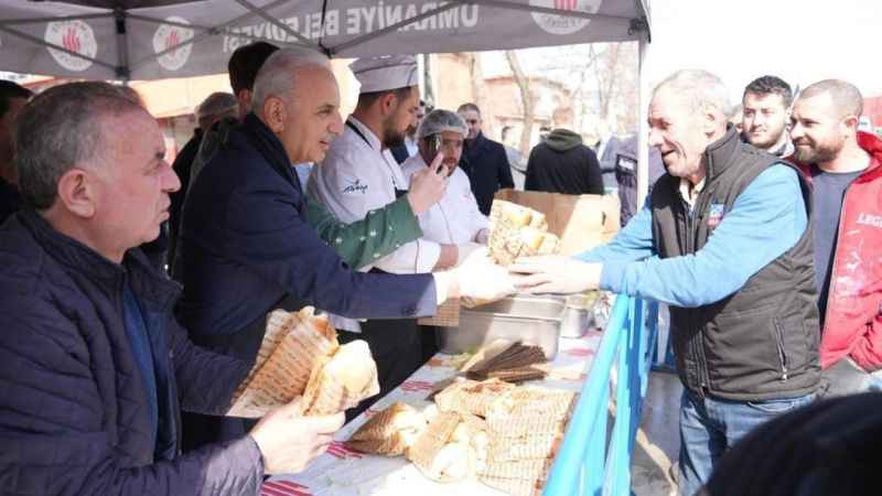 Ümraniye Belediye Başkanı Yıldırım, sanayi esnafına balık ekmek dağıttı Ümraniye Belediye Başkanı Yıldırım, sanayi esnafına balık ekmek dağıttı