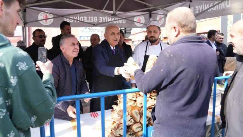 Ümraniye Belediye Başkanı Yıldırım, sanayi esnafına balık ekmek dağıttı