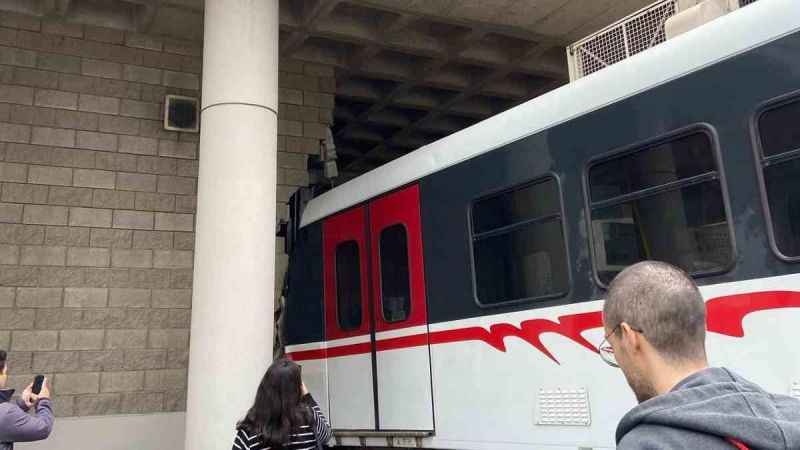 İzmir’de metro raydan çıkarak duvara çarptı