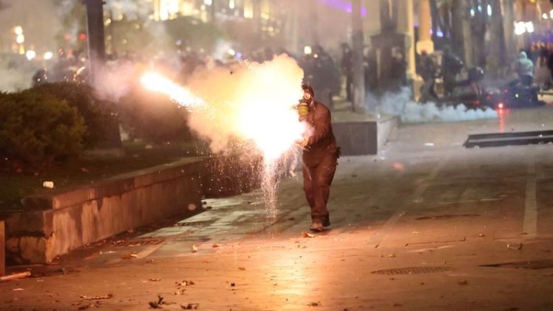 Gürcistan’da tansiyon yüksek: 298 gözaltı, 143 yaralı