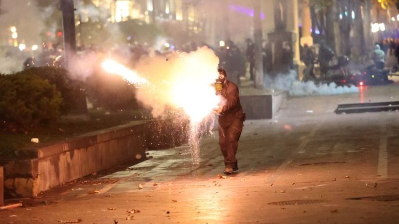 Gürcistan’da tansiyon yüksek: 298 gözaltı, 143 yaralı