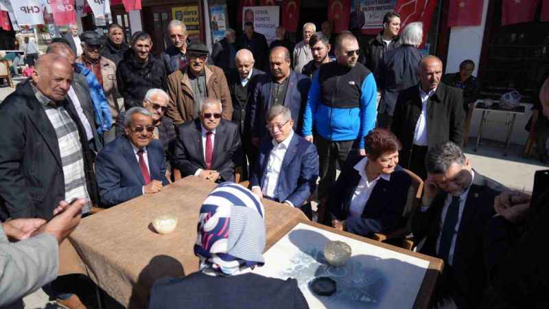 Gelecek Partisi Genel Başkanı Davutoğlu’ndan AK Parti’ye sürpriz ziyaret