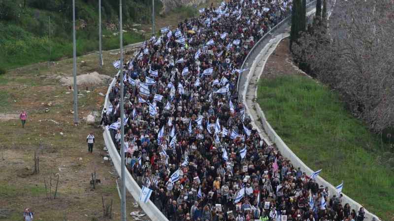 İsrail’de binlerce gösterici Kudüs’teki Başbakanlık Konutu’na yürüyor