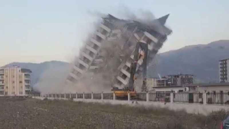 Halatla çekilen 11 katlı binanın kağıt gibi yerle bir olduğu anlar kamerada