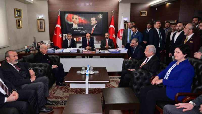 MHP Lideri Bahçeli, Cumhur İttifakı ABB Başkan Adayı Altınok ile Keçiören’de halkı selamladı