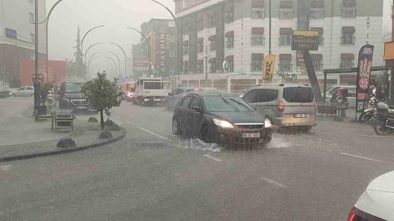Antalya’da sağanak yağış hayatı olumsuz etkiledi