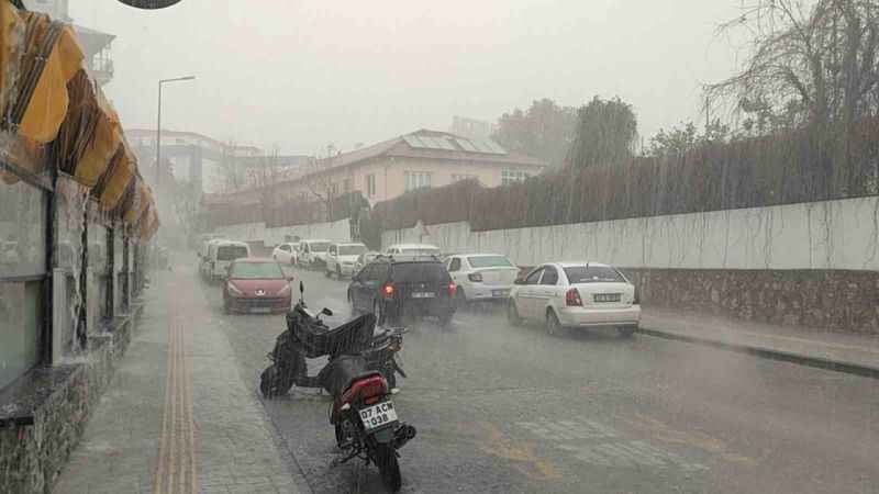 Antalya’da sağanak yağış hayatı olumsuz etkiledi