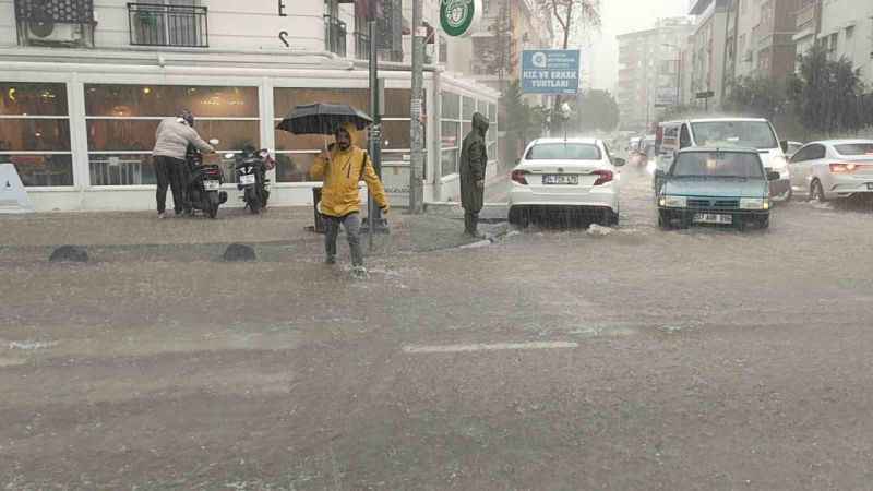 Antalya’da sağanak yağış hayatı olumsuz etkiledi