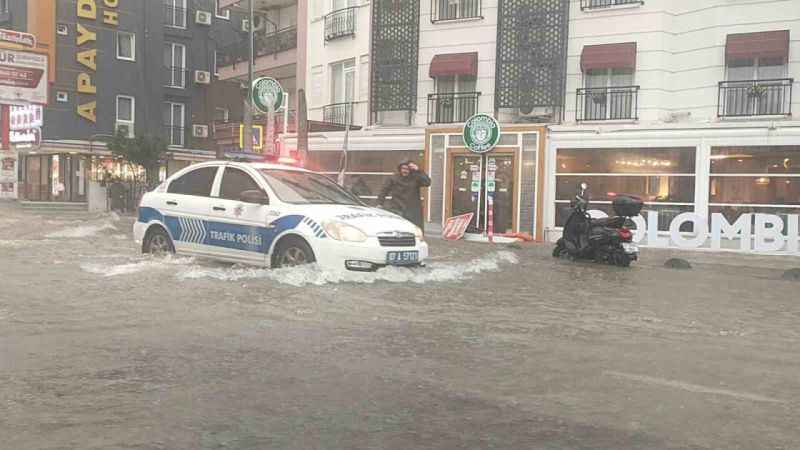 Antalya’da sağanak yağış hayatı olumsuz etkiledi