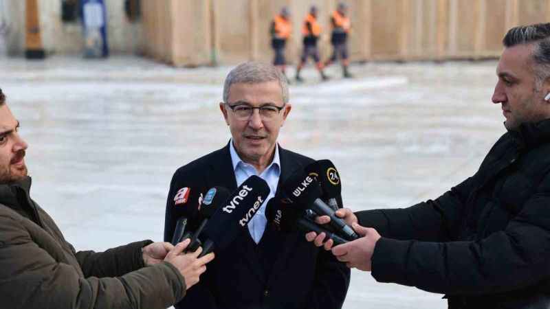 Eyüpsultan Cami ve meydanı gül suyu ile yıkandı