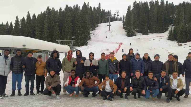 Üniversite öğrencileri Ilgaz Dağı’nda karın tadını çıkardı