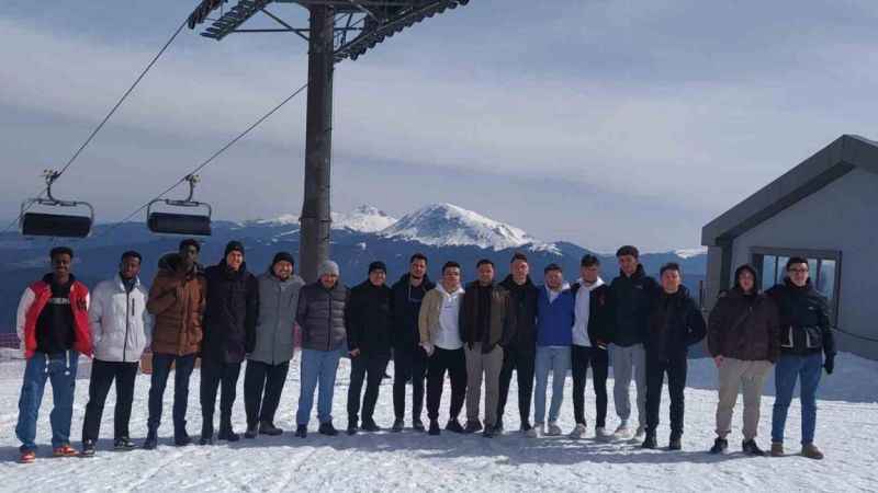 Üniversite öğrencileri Ilgaz Dağı’nda karın tadını çıkardı