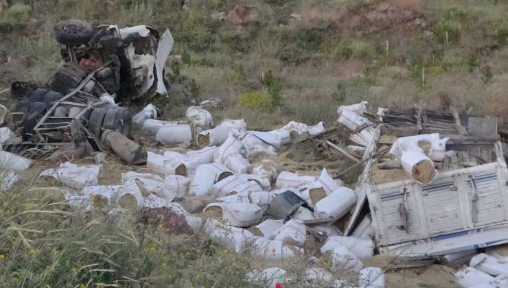 Feci kaza! Kamyon kağıt gibi ezildi: 3 ölü