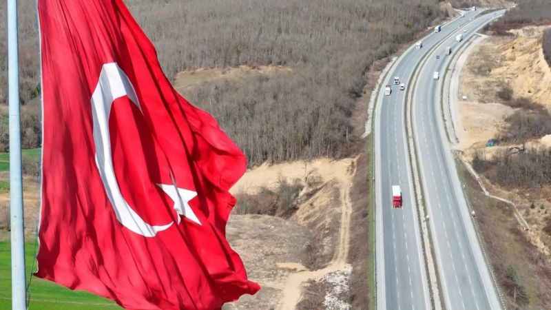 ’Türkiye’nin en büyük bayrağı’ Samsun semalarında