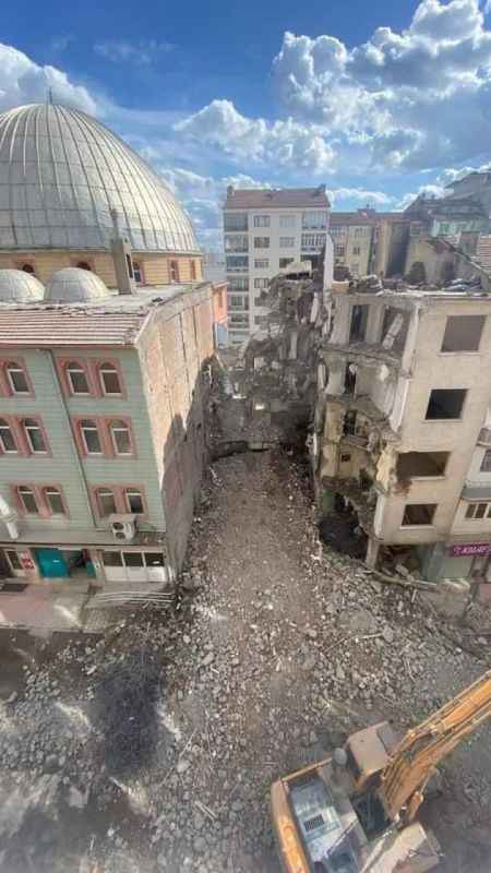 Hasarlı binayı yıkarken sağlam camiye zarar verdiler