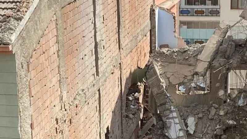 Hasarlı binayı yıkarken sağlam camiye zarar verdiler