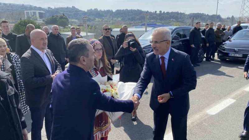 Bakan Uraloğlu: "Açıldığı günden bu yana yaklaşık 5 milyon 536 bin araç Çanakkale Köprüsünden geçiş yaptı"