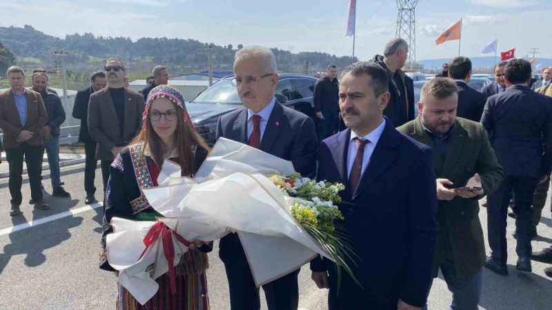 Bakan Uraloğlu: "Açıldığı günden bu yana yaklaşık 5 milyon 536 bin araç Çanakkale Köprüsünden geçiş yaptı"