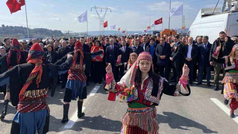 Bakan Uraloğlu: "Açıldığı günden bu yana yaklaşık 5 milyon 536 bin araç Çanakkale Köprüsünden geçiş yaptı"