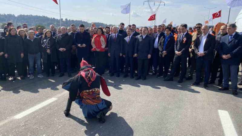 Bakan Uraloğlu: "Açıldığı günden bu yana yaklaşık 5 milyon 536 bin araç Çanakkale Köprüsünden geçiş yaptı"