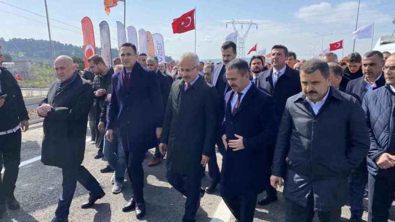 Bakan Uraloğlu: "Açıldığı günden bu yana yaklaşık 5 milyon 536 bin araç Çanakkale Köprüsünden geçiş yaptı"