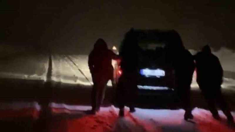 Bitlis’te yoğun kar yağışı nedeniyle araçlar mahsur kaldı