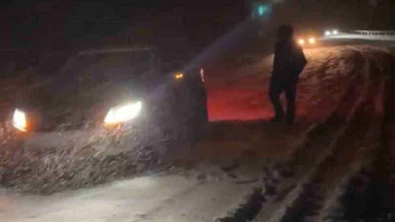Bitlis’te yoğun kar yağışı nedeniyle araçlar mahsur kaldı