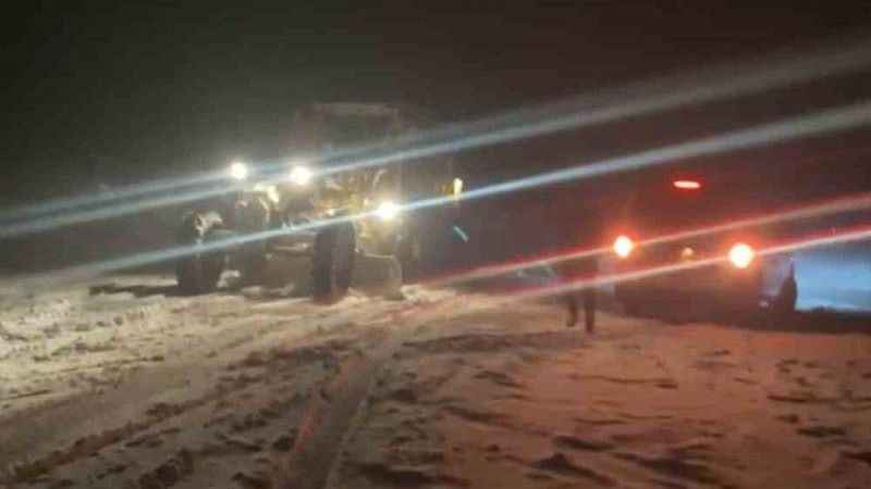 Bitlis’te yoğun kar yağışı nedeniyle araçlar mahsur kaldı