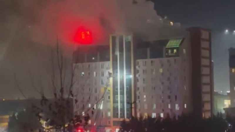 Esenyurt’ta 11 katlı rezidansta korkutan yangın: Mahsur kalan 40 kişi itfaiye ekiplerince kurtarıldı