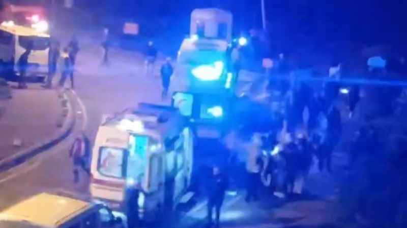 Esenyurt’ta 11 katlı rezidansta korkutan yangın: Mahsur kalan 40 kişi itfaiye ekiplerince kurtarıldı